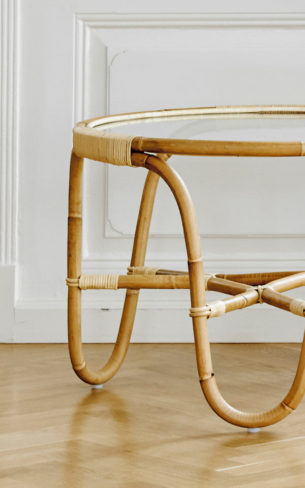 Dette er et nærbillede af Charlottenborg Sofabord i polished Natural Rattan.