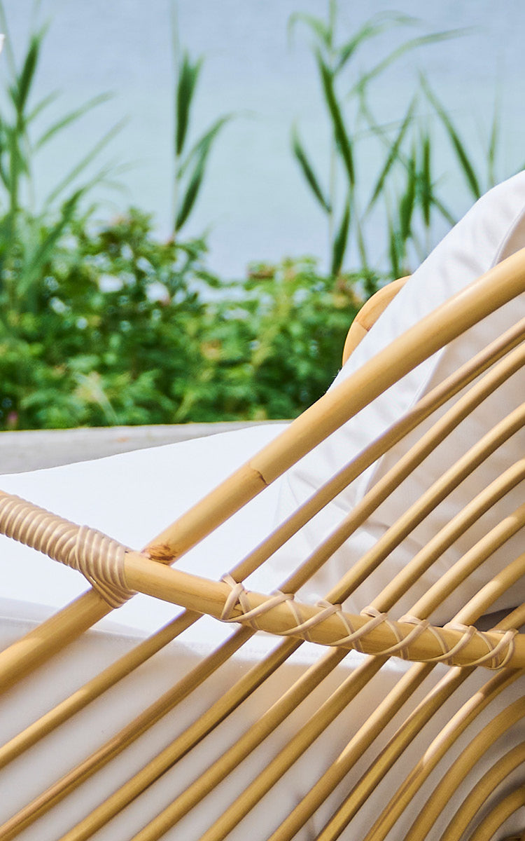 Dette er et nærbillede af Charlottenborg Udendørs 2-personers sofa i natural Aluminium ArtFibre.