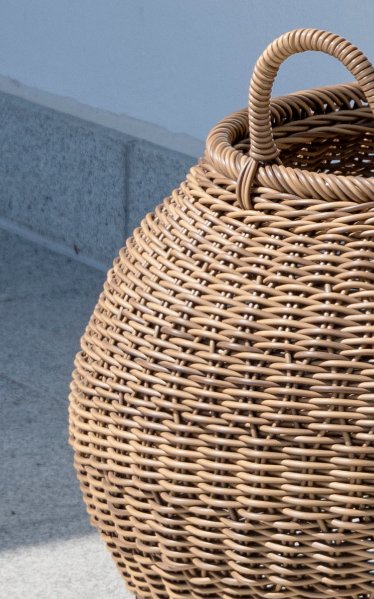 Dette er et nærbillede af Smilla Kurv i chestnut core weave ArtFibre Aluminium.