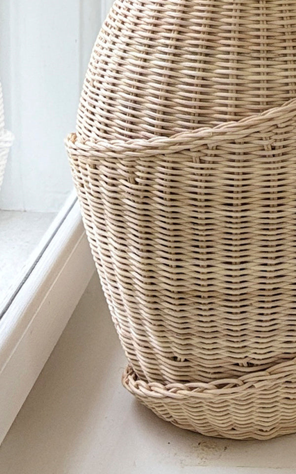 Dette er et nærbillede af Floris Kurv i natural core weave iron frame.