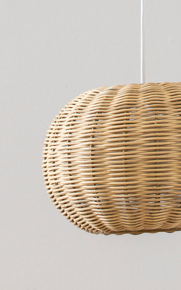 Dette er et nærbillede af Tangelo Lampshade Ø24 cm | Extra Small i natural rattan. Detalje af den afrundede naturlige rattanpendelflet.