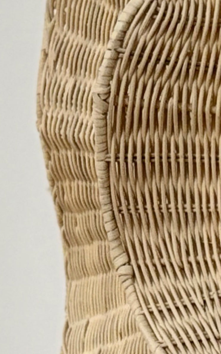 Dette er et nærbillede af Floral Spejl i natural core weave iron frame.