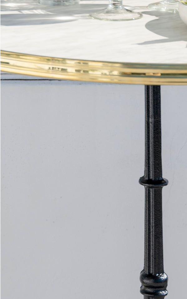 Dette er et nærbillede af Lyon Barbord Versalite Marble Ø70 cm i cast iron. Marmortop og detaljeret støbejernssøjle med drejet profil.