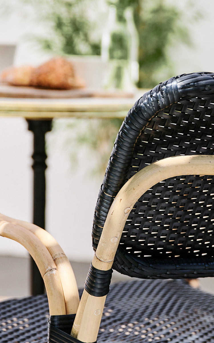 Dette er et nærbillede af Bistro Bench i skin on Rattan frame.