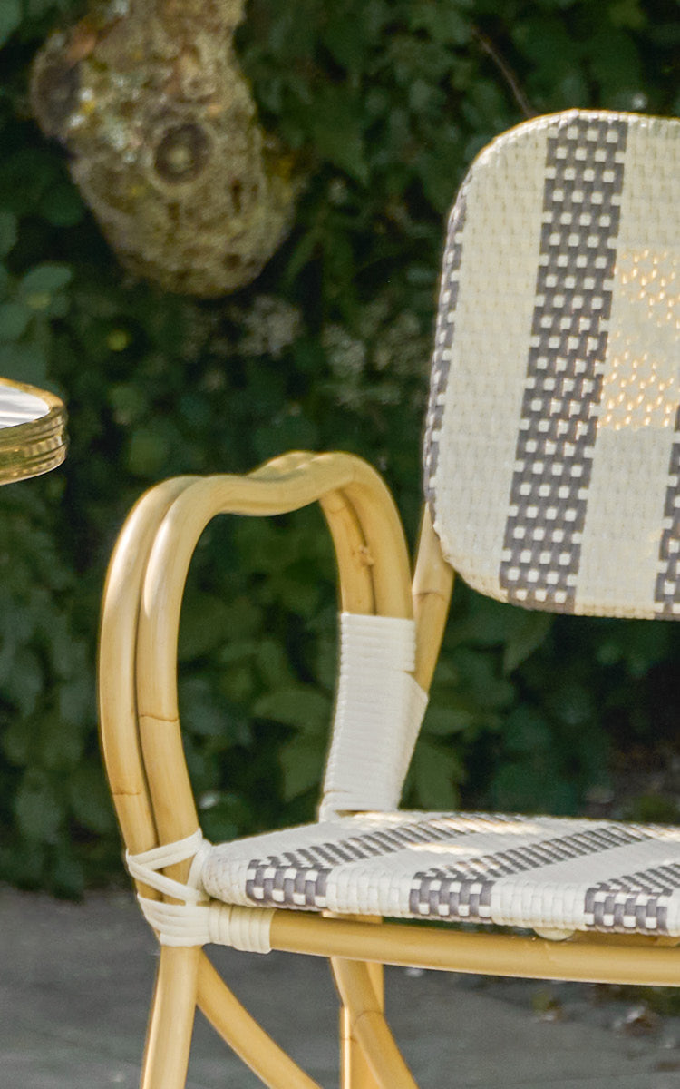 Dette er et nærbillede af Bistro Exterior Stol i natural Aluminium ArtFibre.