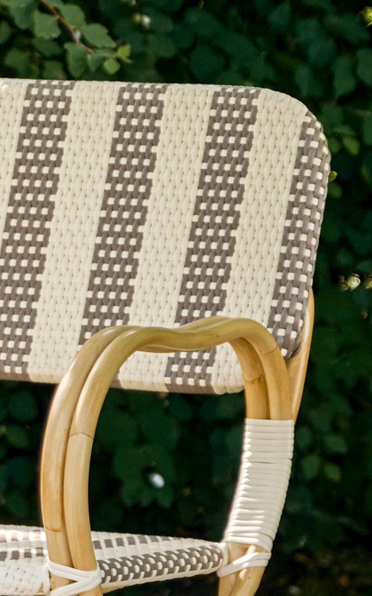 Dette er et nærbillede af Bistro Exterior Bænk i natural Aluminium ArtFibre.