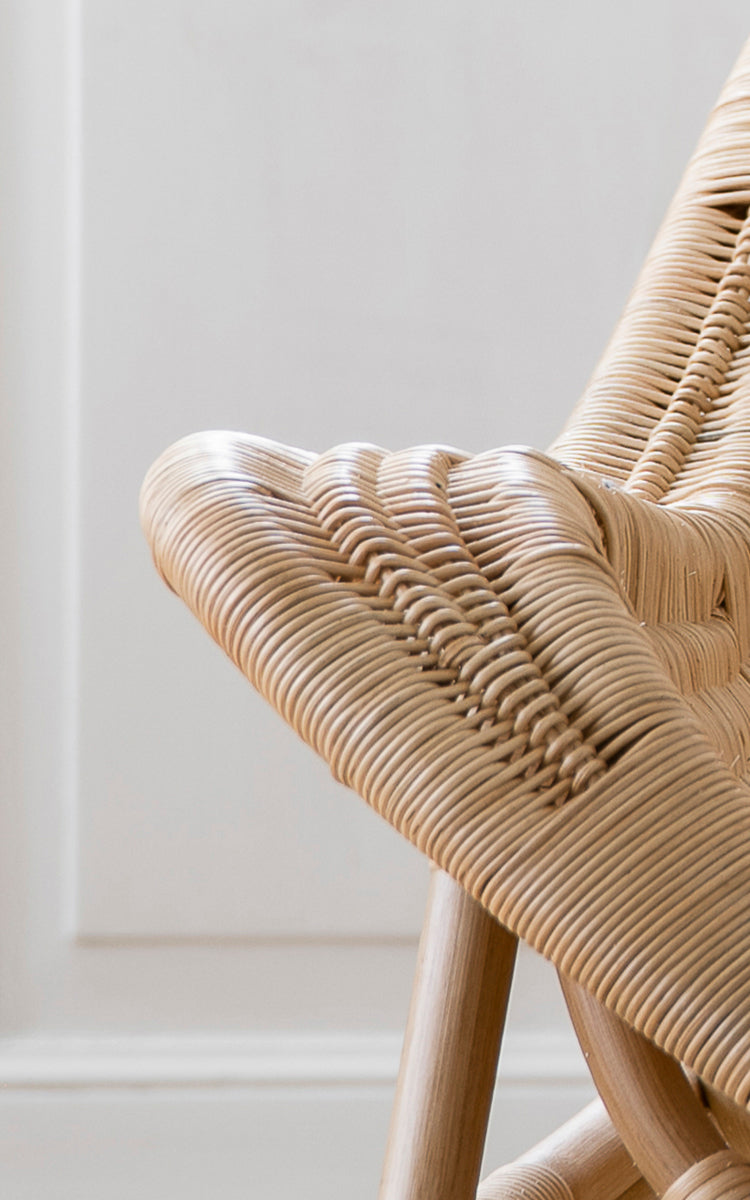 Dette er et nærbillede af Pacifique Lænestol i natural core weave rattan frame. Detalje af den flettede tekstur og stelkonstruktion.