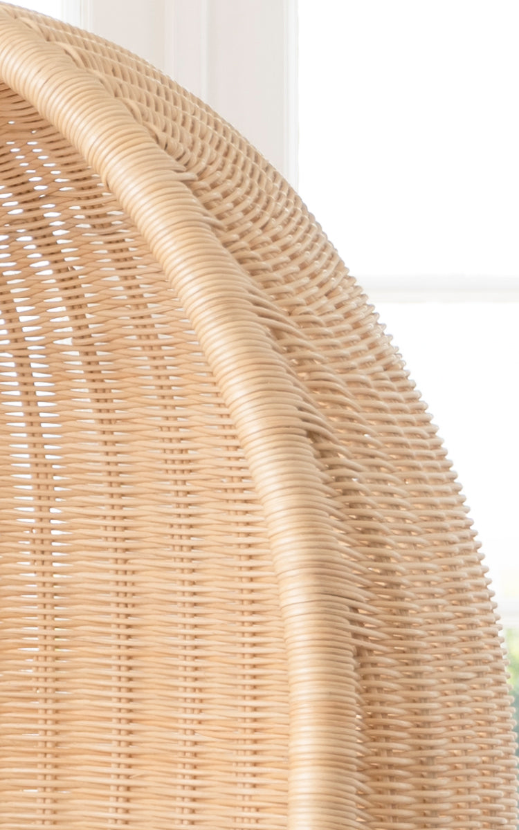 Dette er et nærbillede af Hanging Hængeæg-stol Junior i natural core weave Rattan frame.