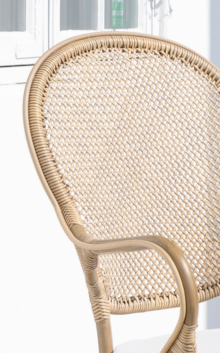 Dette er et nærbillede af Rossini Udendørs spisestuelænestol i antique aluminium artfibre. Detalje af den flettede tekstur og stelkonstruktion.