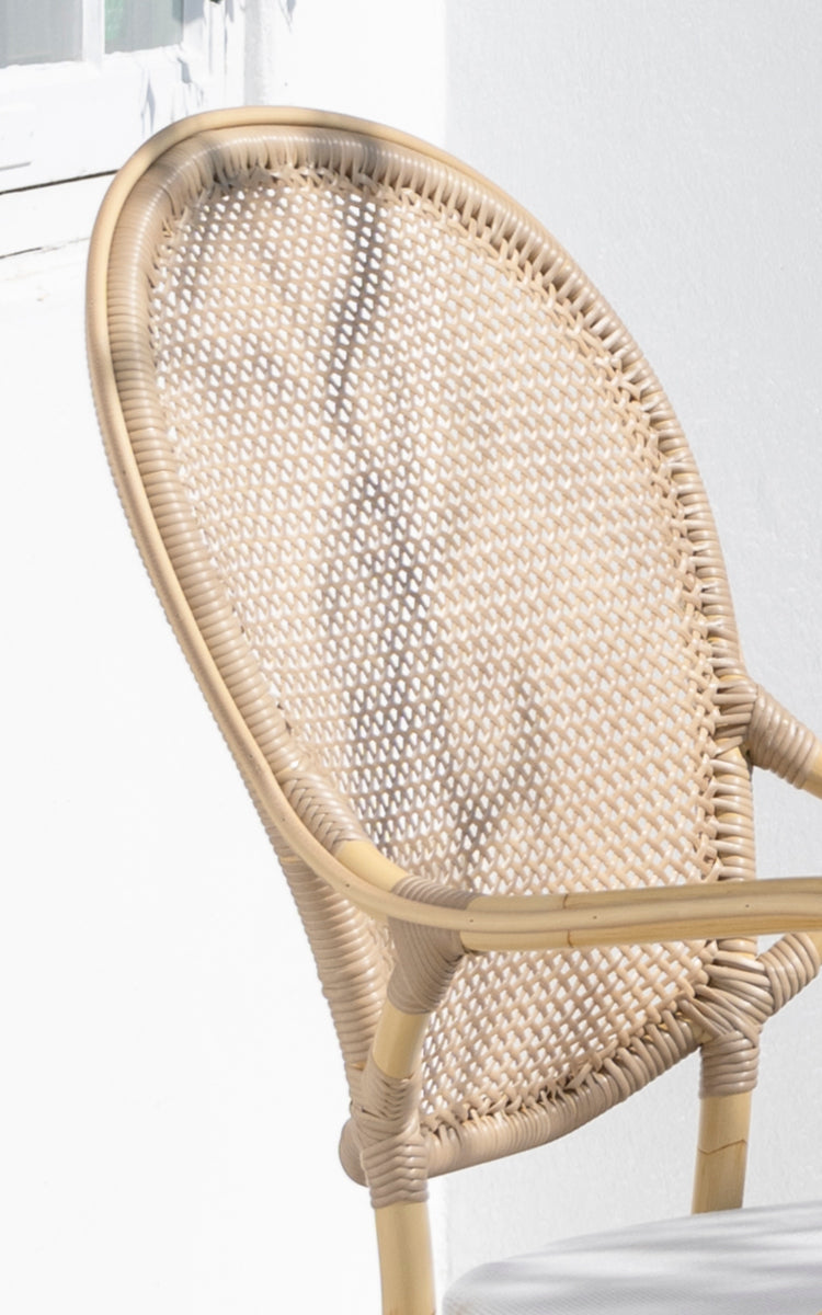 Dette er et nærbillede af Rossini Udendørs spisestuelænestol i natural aluminium artfibre. Detalje af den flettede tekstur og stelkonstruktion.