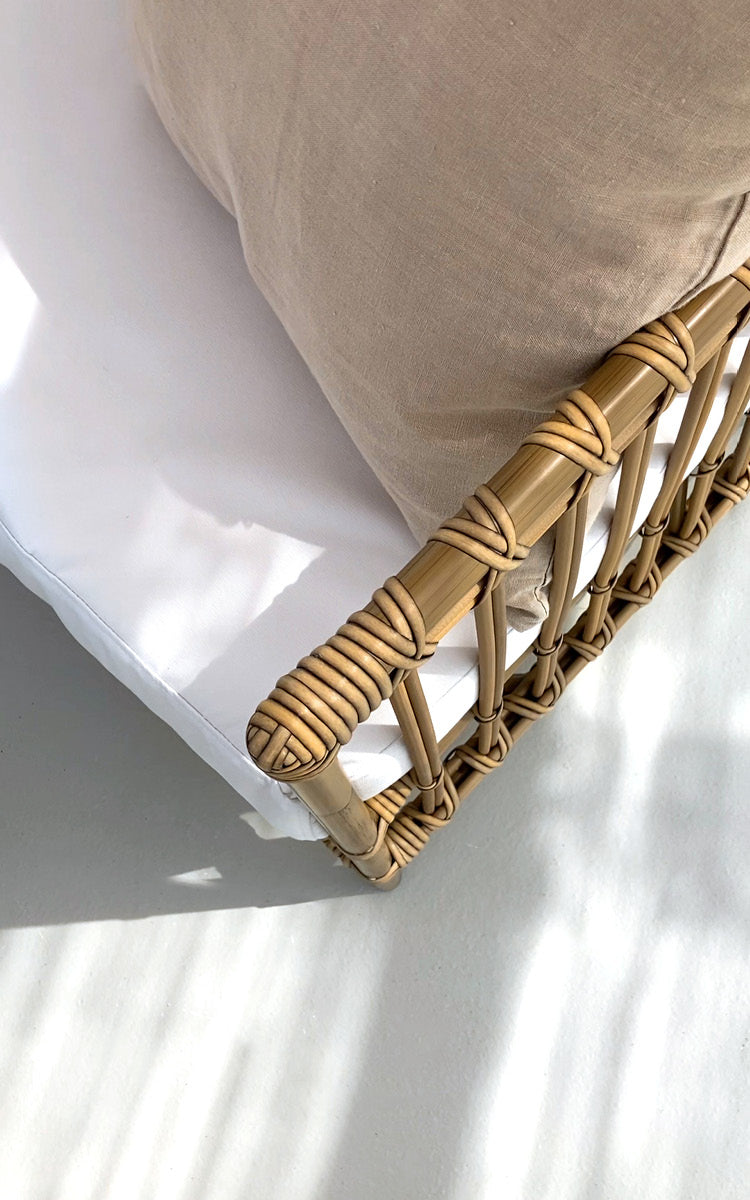 Dette er et nærbillede af Caroline Udendørs lænestol i antique Aluminium ArtFibre.