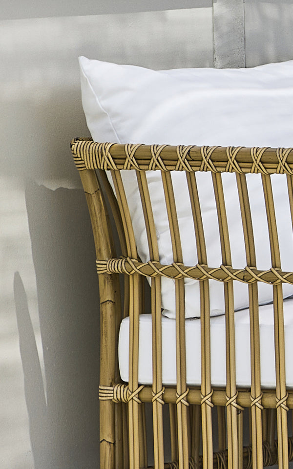 Dette er et nærbillede af Maggie Sofa Hjørnemodul i antique aluminium artfibre. Vertikal latramme med omviklede samlinger og hvid pude.