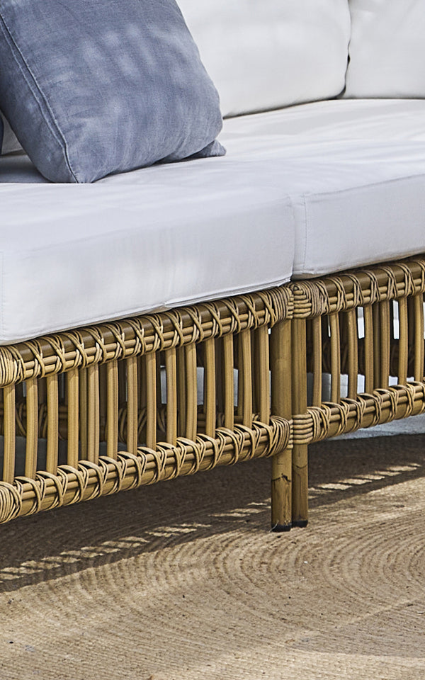Dette er et nærbillede af Maggie Sofa Centermodul i antique aluminium artfibre. Bundrammens krydsfletningsmønster og jutetæppe nedenunder.