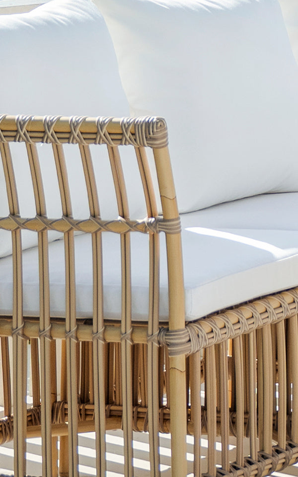 Dette er et nærbillede af Meghan Exterior Dining Bench Corner Module i natural aluminium artfibre. Detalje af den vertikale stangryg.