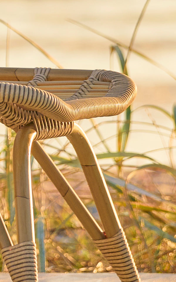 Dette er et nærbillede af Monet Exterior Footstool i antique aluminium artfibre. Detalje af den flettede ArtFibre-sædeflade.