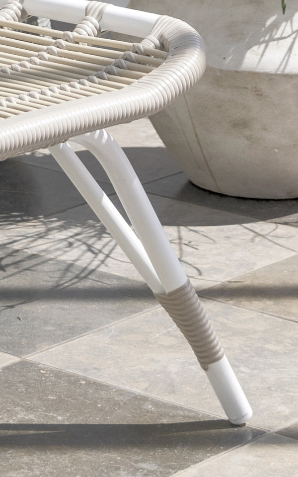 Dette er et nærbillede af Monet Exterior Footstool i dove white aluminium artfibre. Detalje af det flettede sæde og det hvide stel.