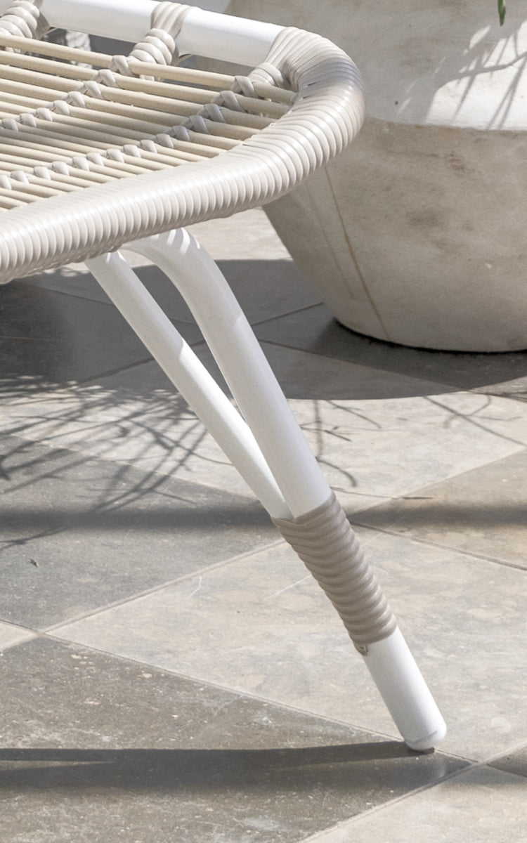 Dette er et nærbillede af Monet Exterior Footstool i dove white aluminium artfibre. Detalje af det flettede sæde og det hvide stel.