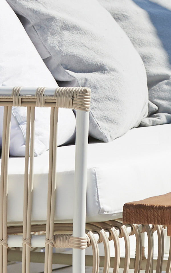 Dette er et nærbillede af Caroline Udendørs sofa i dove White Aluminium ArtFibre.