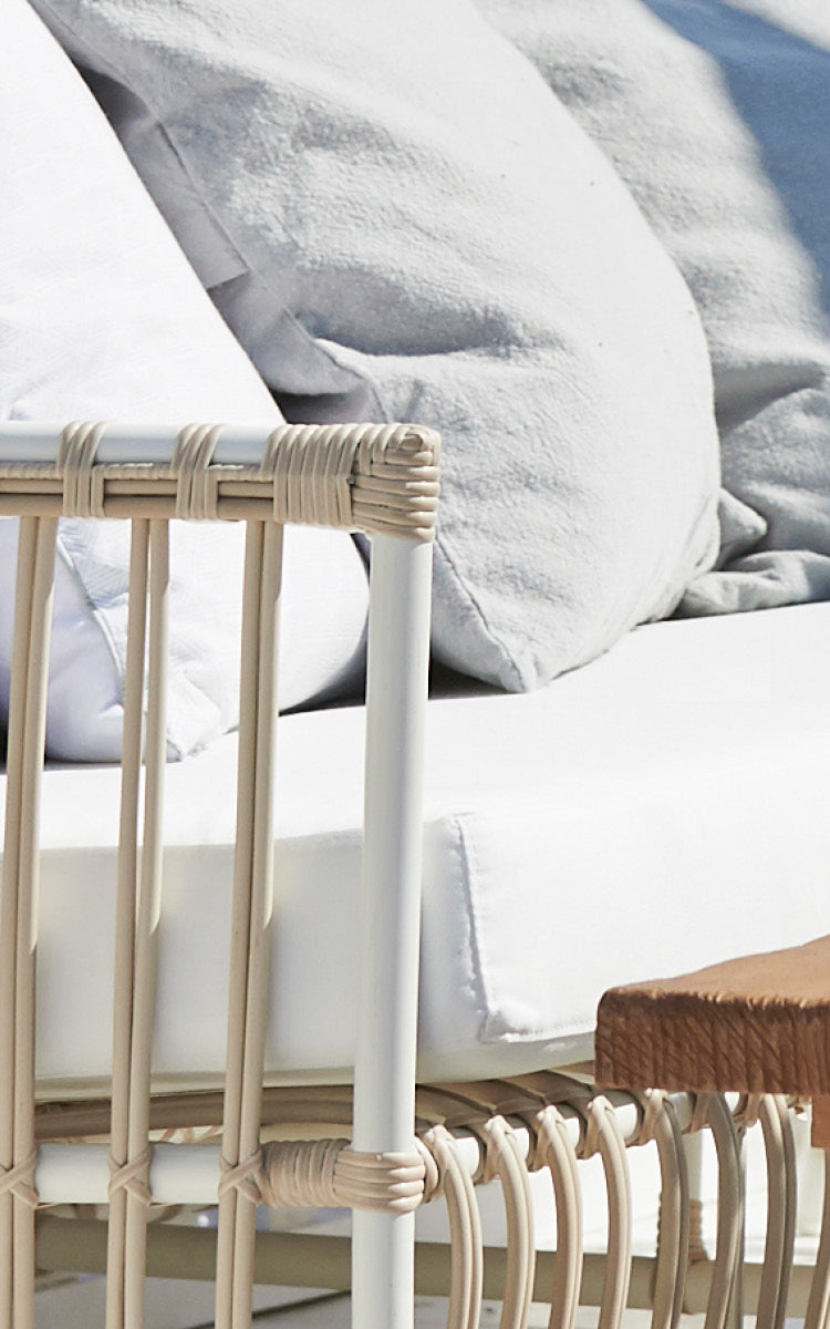 Dette er et nærbillede af Caroline Udendørs sofa i dove White Aluminium ArtFibre.