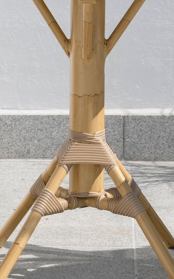 Dette er et nærbillede af Nicole Cáfe Table Teak 70x70 cm i natural aluminium artfibre. Detalje af den flettede tekstur og stelkonstruktion.