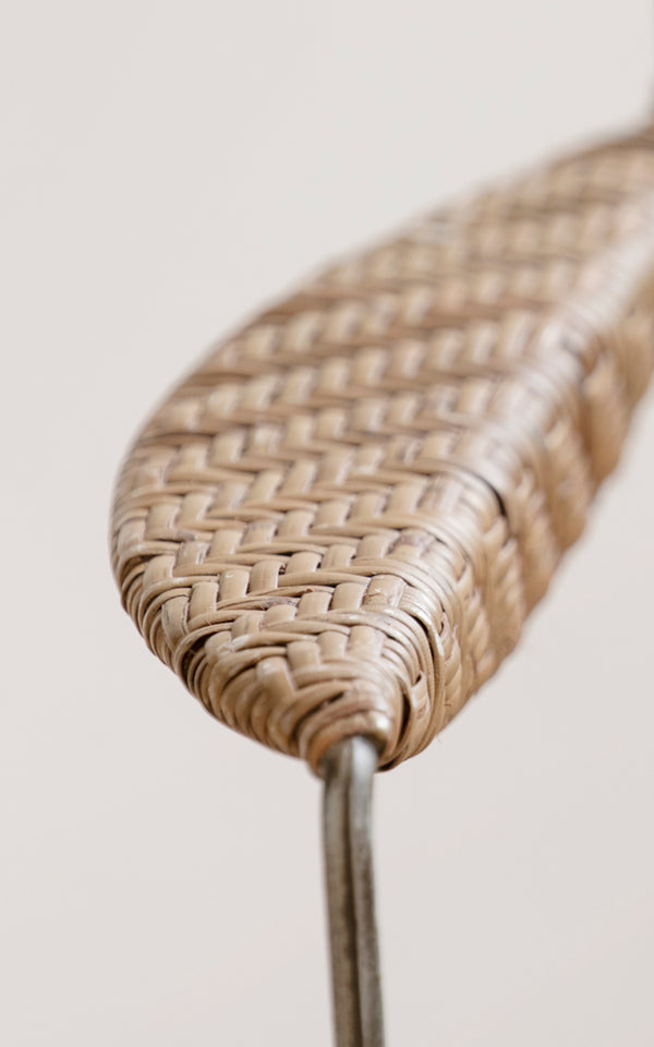 Dette er et nærbillede af Rap Spisebordsstol i hazelnut rattan iron frame.