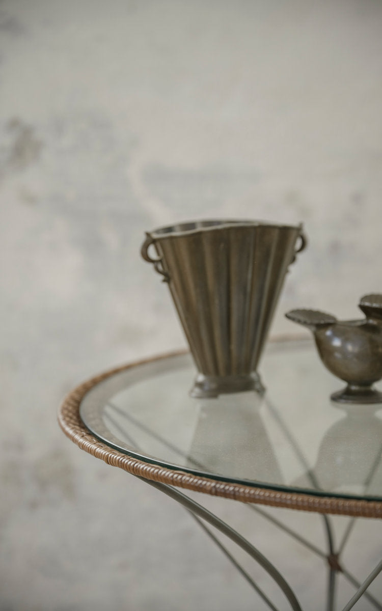 Dette er et nærbillede af Funky Cafébord i hazelnut rattan iron frame. Glasplade med tinvase og kande.