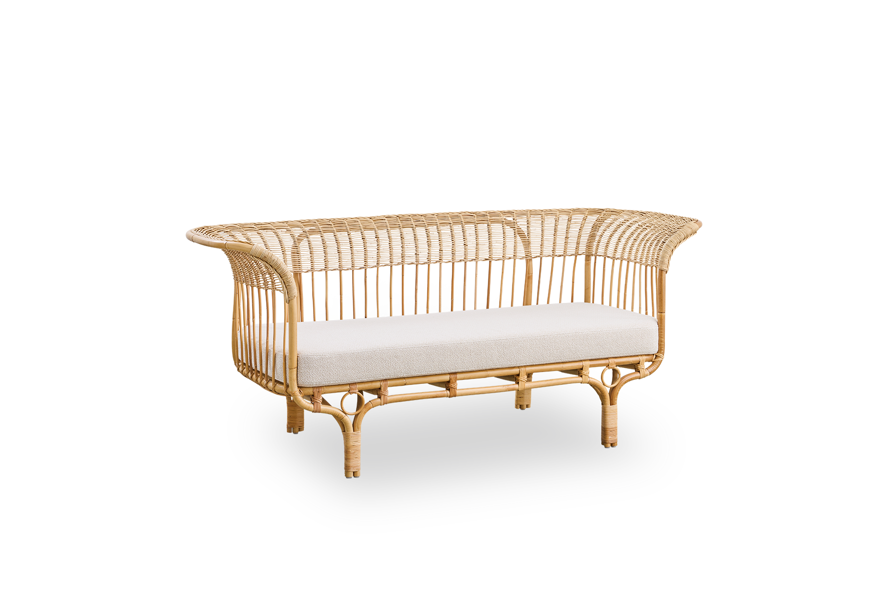 Side view af Belladonna sofa i naturlig rattan, designet af Franco Albini og Franca Helg. Sofaen har et elegant udtryk med slanke ben og et majestætisk sæde med mange detaljerede fletninger.