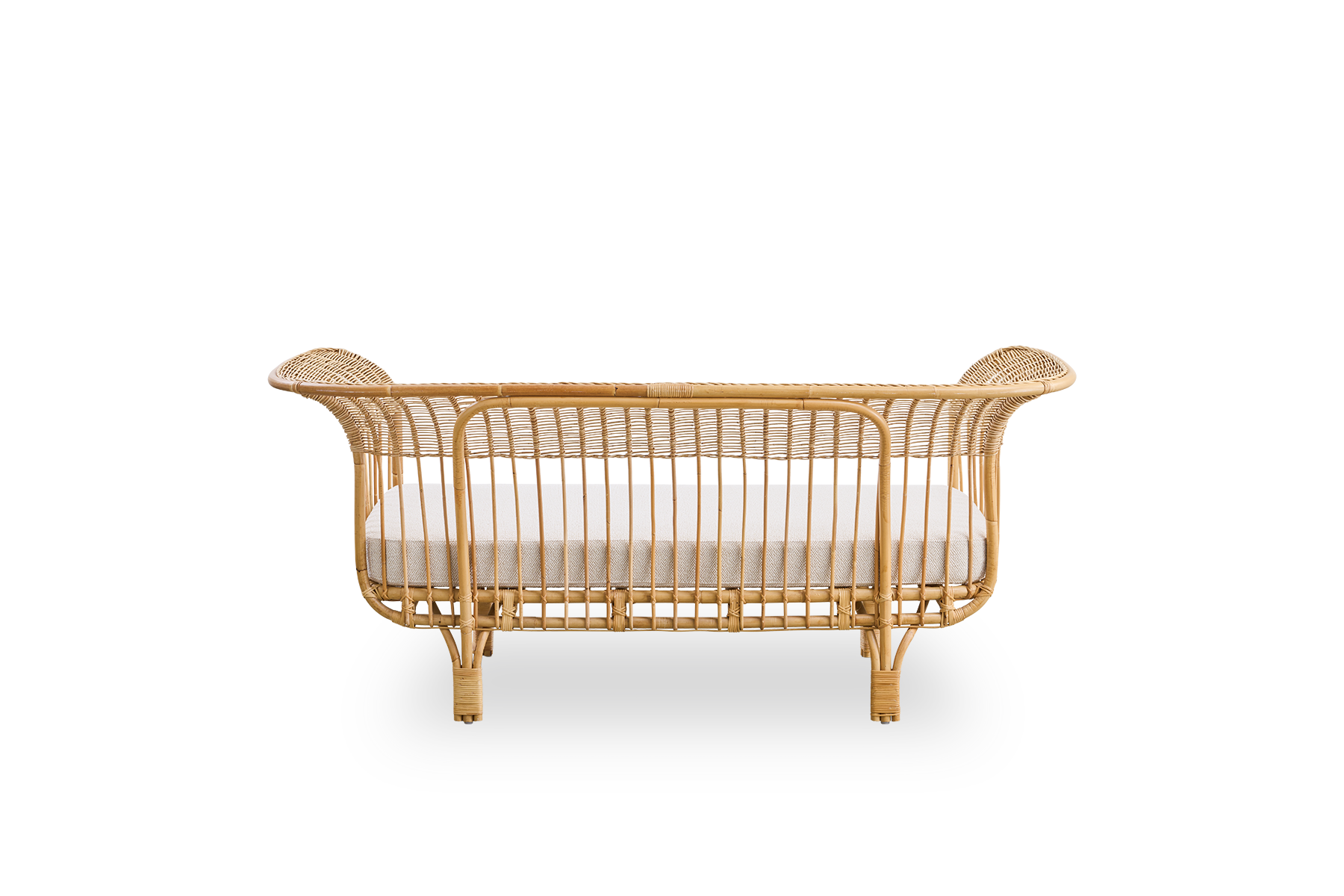 Bagfra vinkel af Belladonna sofa i naturlig rattan, designet af Franco Albini og Franca Helg. Sofaen har et elegant udtryk med slanke ben og et majestætisk sæde med mange detaljerede viklinger.