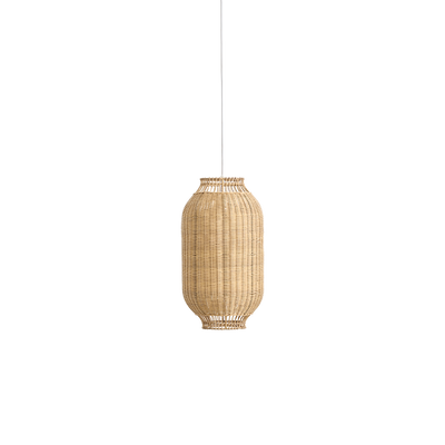 Kou lampeskærm, designet af Jin Kuramoto, Japan-inspireret lampeskærm i rattan, håndlavet i rattan af høj kvalitet med indre stålramme for stabilitet. Højde 50 cm, bredde 28 cm.