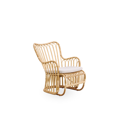 Side view af Tulip loungestol designet af Tove Kindt-Larsen med bløde, organiske linjer. Håndlavet i høj kvalitet Indonesisk rattan.