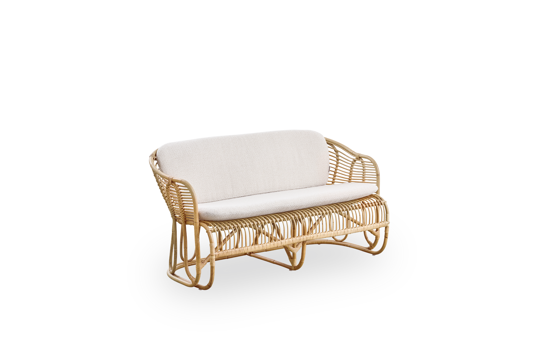 Side view af Swing 2-personers sofa designet af Tove Kindt-Larsen. Håndlavet i høj kvalitet Indonesisk rattan og udstyret med sæde- og rygpuder.