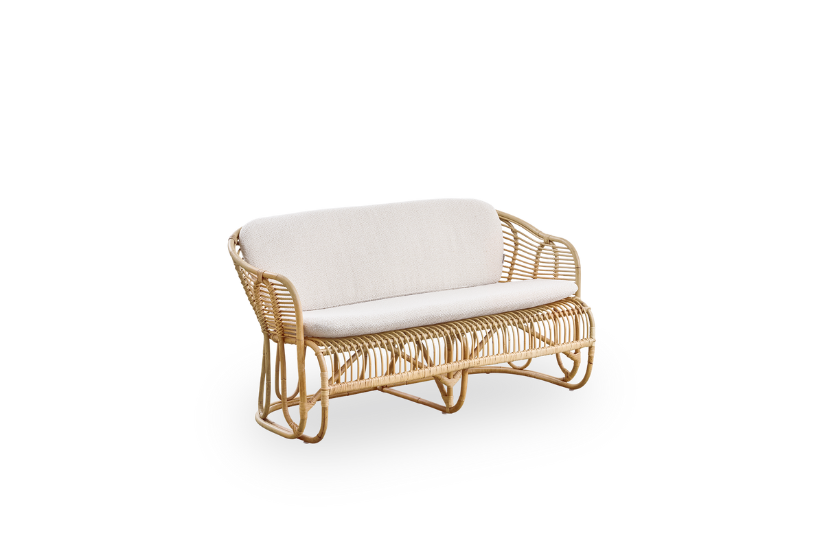 Side view af Swing 2-personers sofa designet af Tove Kindt-Larsen. Håndlavet i høj kvalitet Indonesisk rattan og udstyret med sæde- og rygpuder.