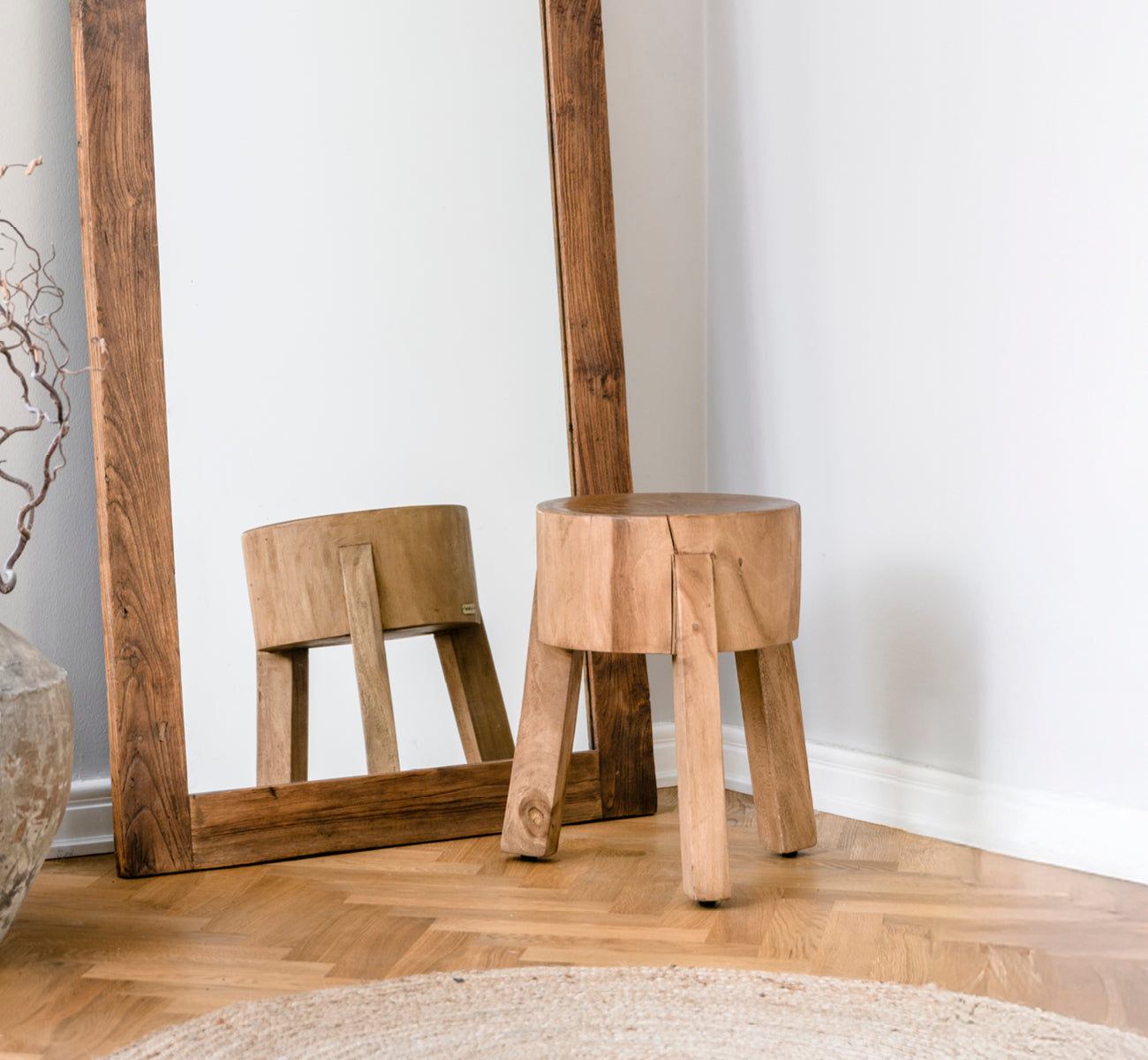 Dette er et livsstilsbillede af Roger Skammel i teak indoor. Placeret ved et træskrivebord med lampe og plante i en lys sildebensgulv-arbejdsstue.