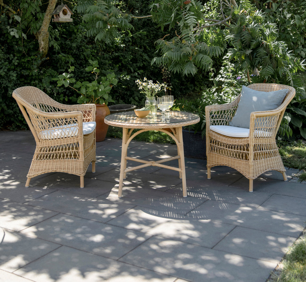 Dette er et livsstilsbillede af Victoria Exterior Coffee Table Ø80 cm i natural artfibre aluminium. Stylet i et lyst interiør.