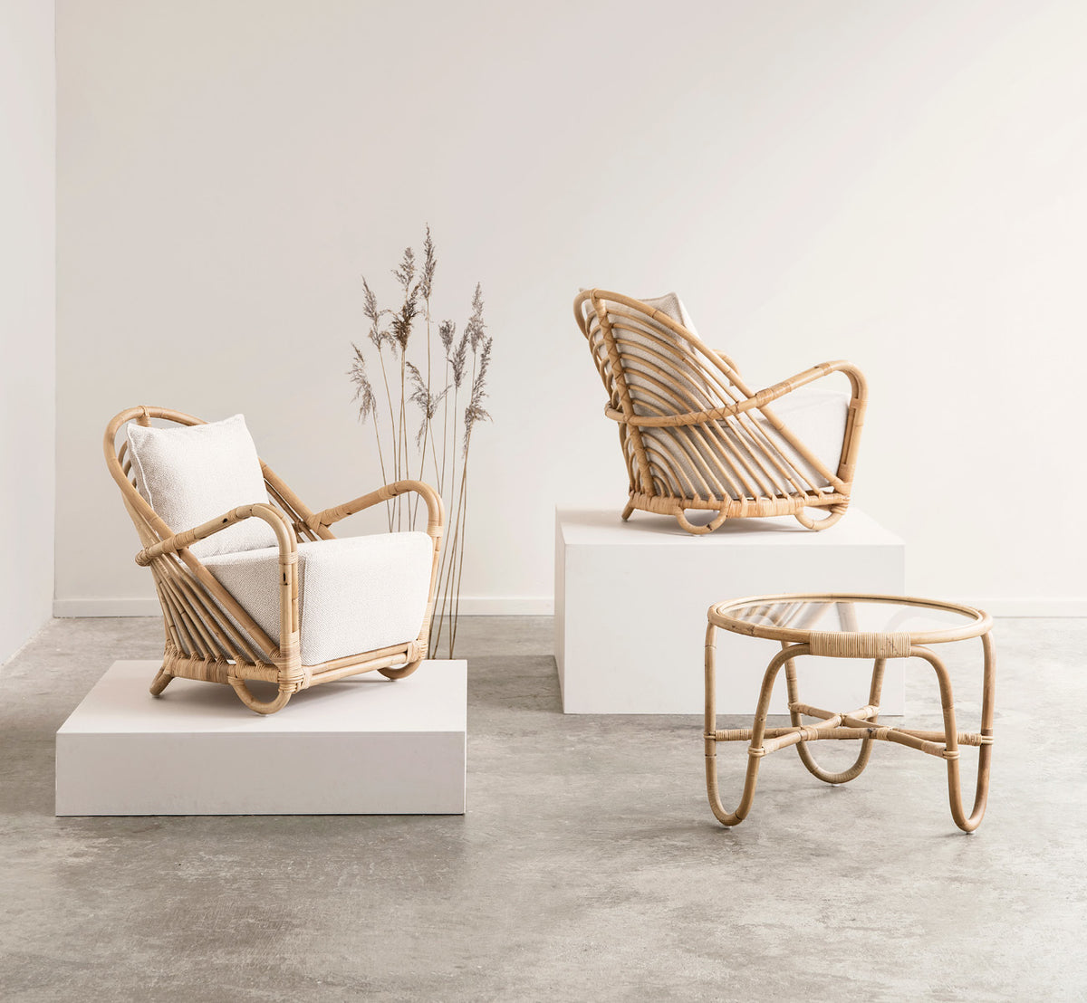 Dette er et livsstilsbillede af Charlottenborg Lænestol i polished Natural Rattan, i et elegant klassisk interiør med forseggjorte forgyldte.