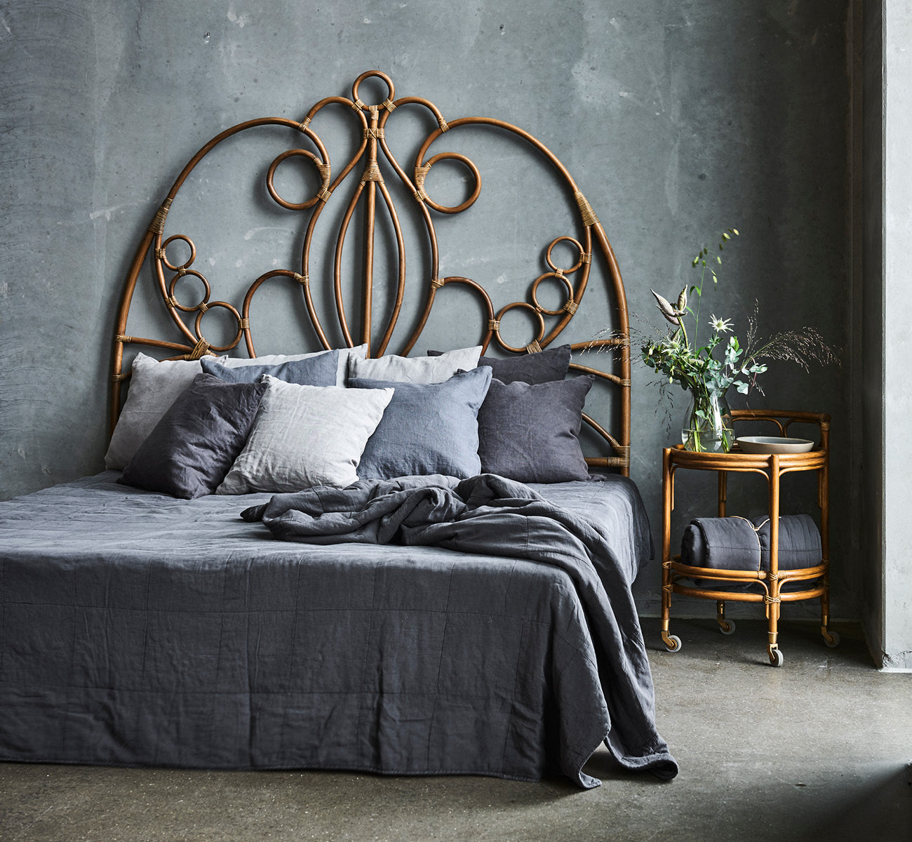 Dette er et livsstilsbillede af CTE058DB Sengetæppe i dusty Blue Cotton, i et roligt soveværelse med neutral indretning og sildebensgulv.