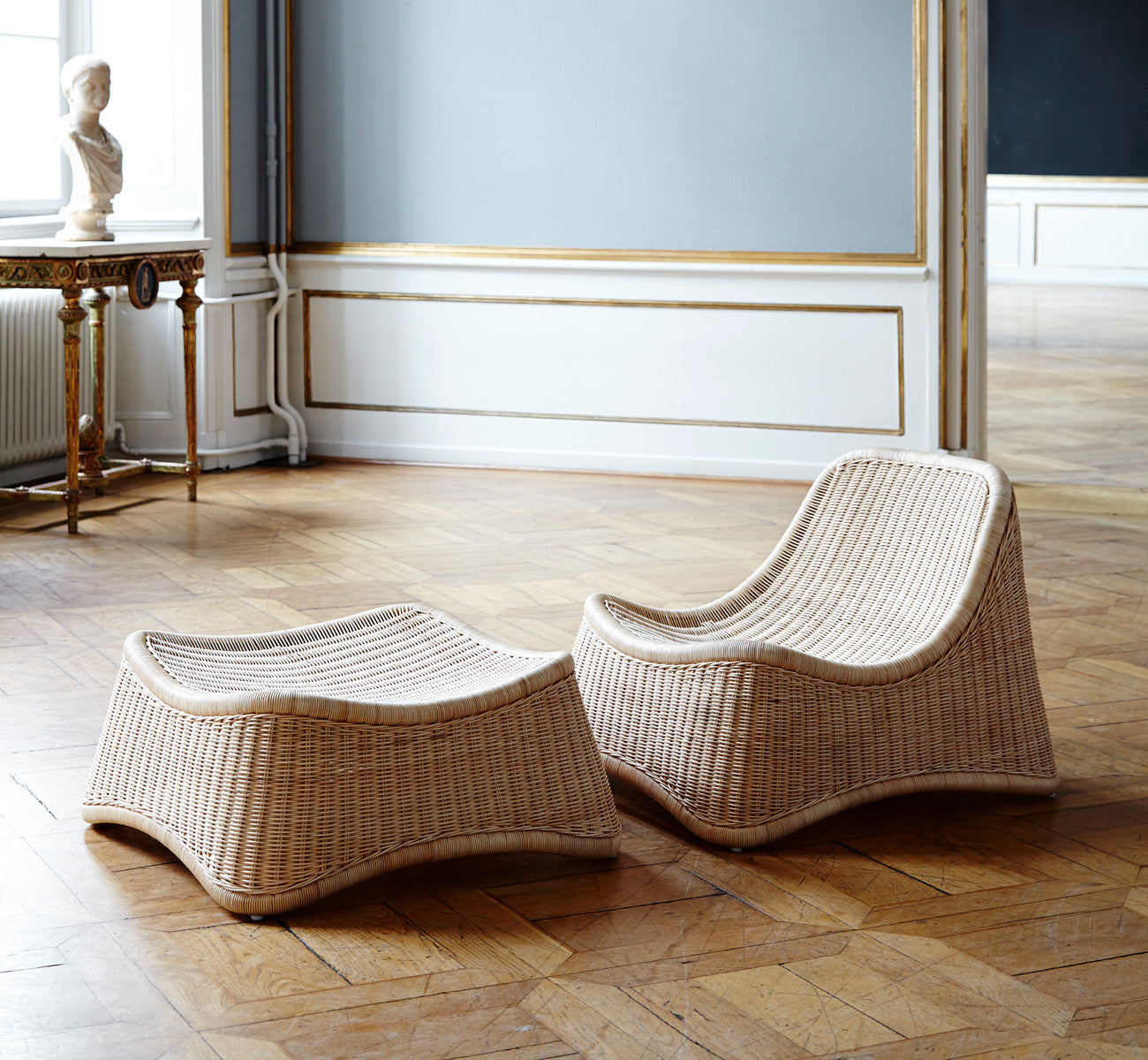 Dette er et livsstilsbillede af Chill Lænestol i natural core weave Rattan frame, i et elegant klassisk interiør med forseggjorte forgyldte.