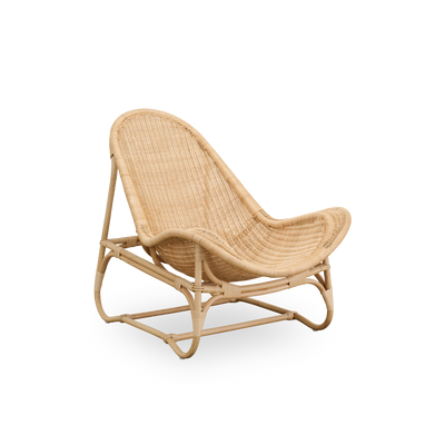 Side view af Pacifique loungestol af Michel Buffet. Elegant design håndlavet i rattan med fuldt flettet sæde.