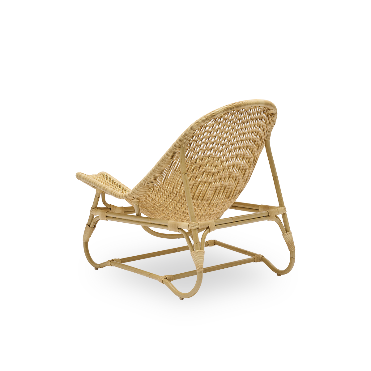 Sidevinkel bagfra af Pacifique Exterior loungestolen, designet af Michel Buffet.
Aluminiumsramme i rattanlook med fuldt flettet sæde, håndlavet i ArtFibre.