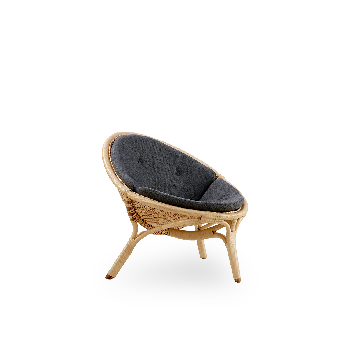 Side view af Rana loungestol designet af Nanna Ditzel. Prisvindende trebenet design med fuldt flettet sæde, håndlavet i højkvalitets indonesisk rattan.