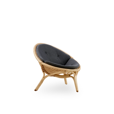 Side view af Rana loungestol designet af Nanna Ditzel. Prisvindende trebenet design med fuldt flettet sæde, håndlavet i højkvalitets indonesisk rattan.