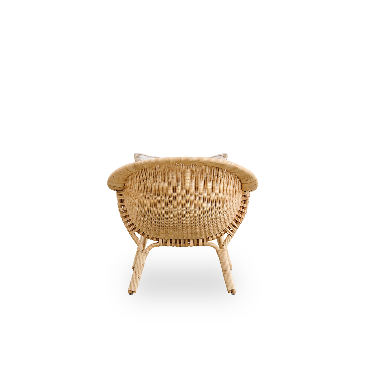 Bagfra vinkel af Madame udendørs loungestol designet af Nanna og Jørgen Ditzel. Fuldt flettet rattanstol med blødt, feminint skalformet design.