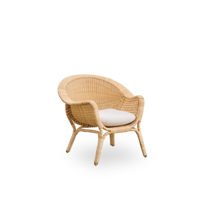Side view af Madame udendørs loungestol designet af Nanna & Jørgen Ditzel. Fuldt fletet rattan-loungestol med blødt, feminint skaldet design.