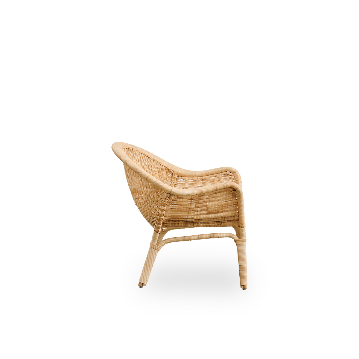 Ren sidevisning af Madame Exterior loungestol, designet af Nanna & Jørgen Ditzel. Fuldt flettet rattan-loungestol med blødt, feminint skallerformet design.