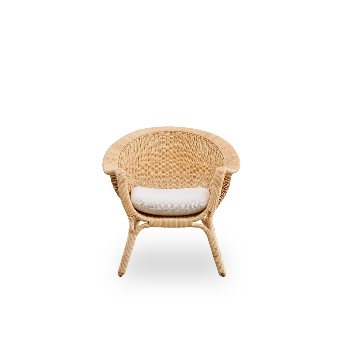 Ren front vinkel af Madame Exterior loungestol designet af Nanna & Jørgen Ditzel.
Fuldt flettet rattan-loungestol med et blødt, feminint skaldedesign.