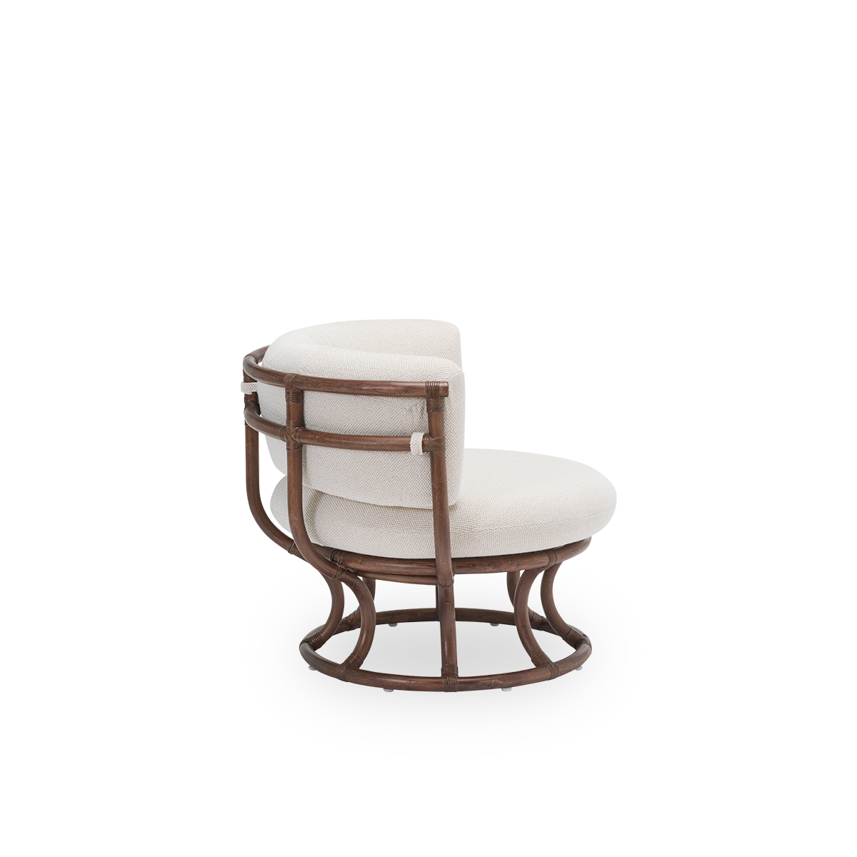 Ren sidevisning af Coco lænestol med sæde- og ryghynder, i brun rattan. Designet af Nanna Ditzel i 1973 og bygget op om perfekte cirkler og halvcirkler. Håndlavet i udvalgt indonesisk rattan.