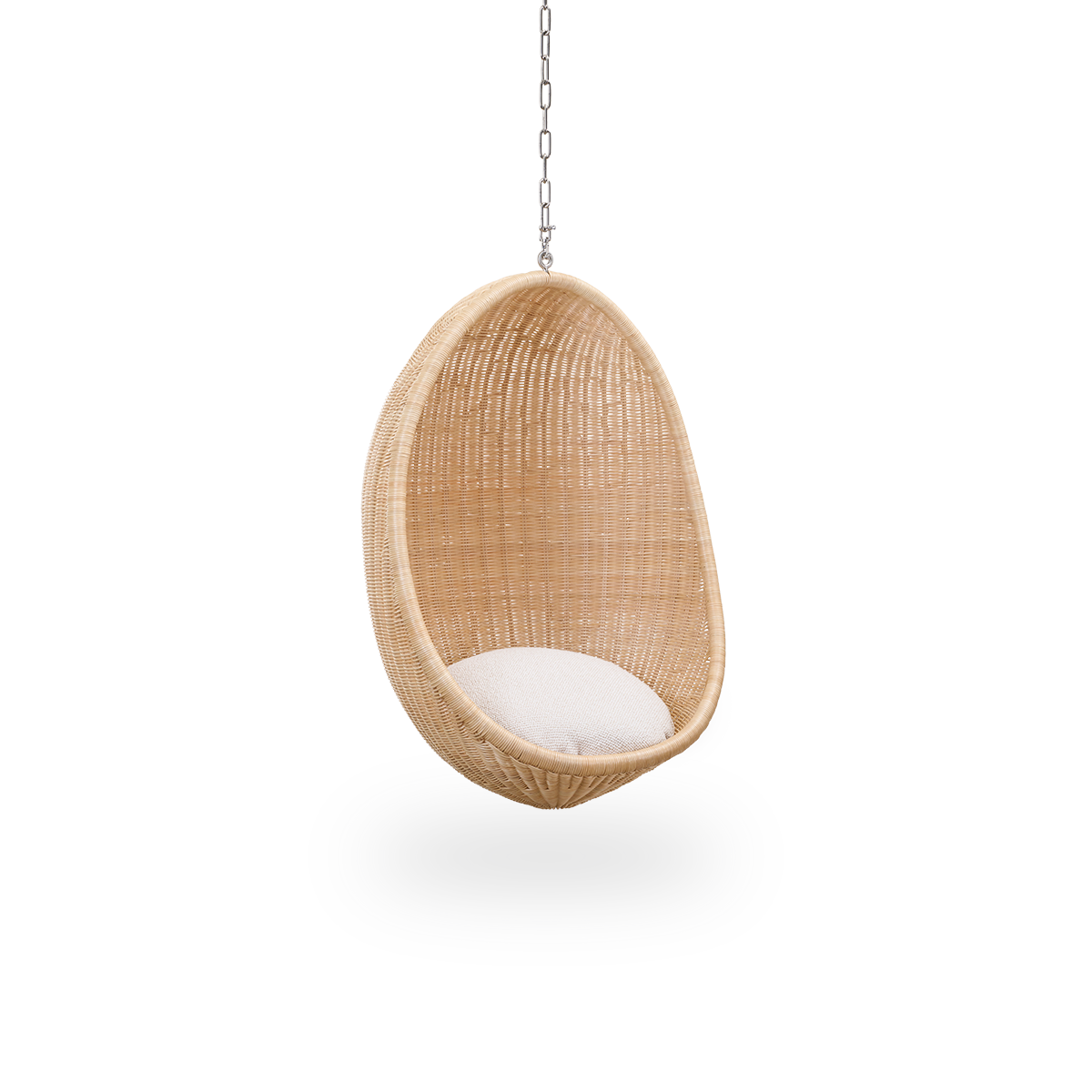 Side view af Hanging Egg Junior, børneversionen af den ikoniske hængestol designet af Nanna og Jørgen Ditzel. Den runde hængestol er fuldt flettet i rattan af høj kvalitet fra Indonesien og hænger i en metalkæde.