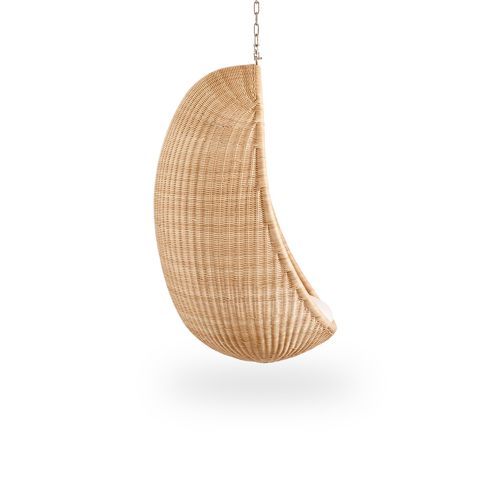 Ren sidevisning af Hanging Egg, en ikonisk hængekøjestol designet af Nanna og Jørgen Ditzel. Den runde hængekøjestol er fuldt flettet af høj kvalitet indonesisk rattan og hænger i en metal-kæde.