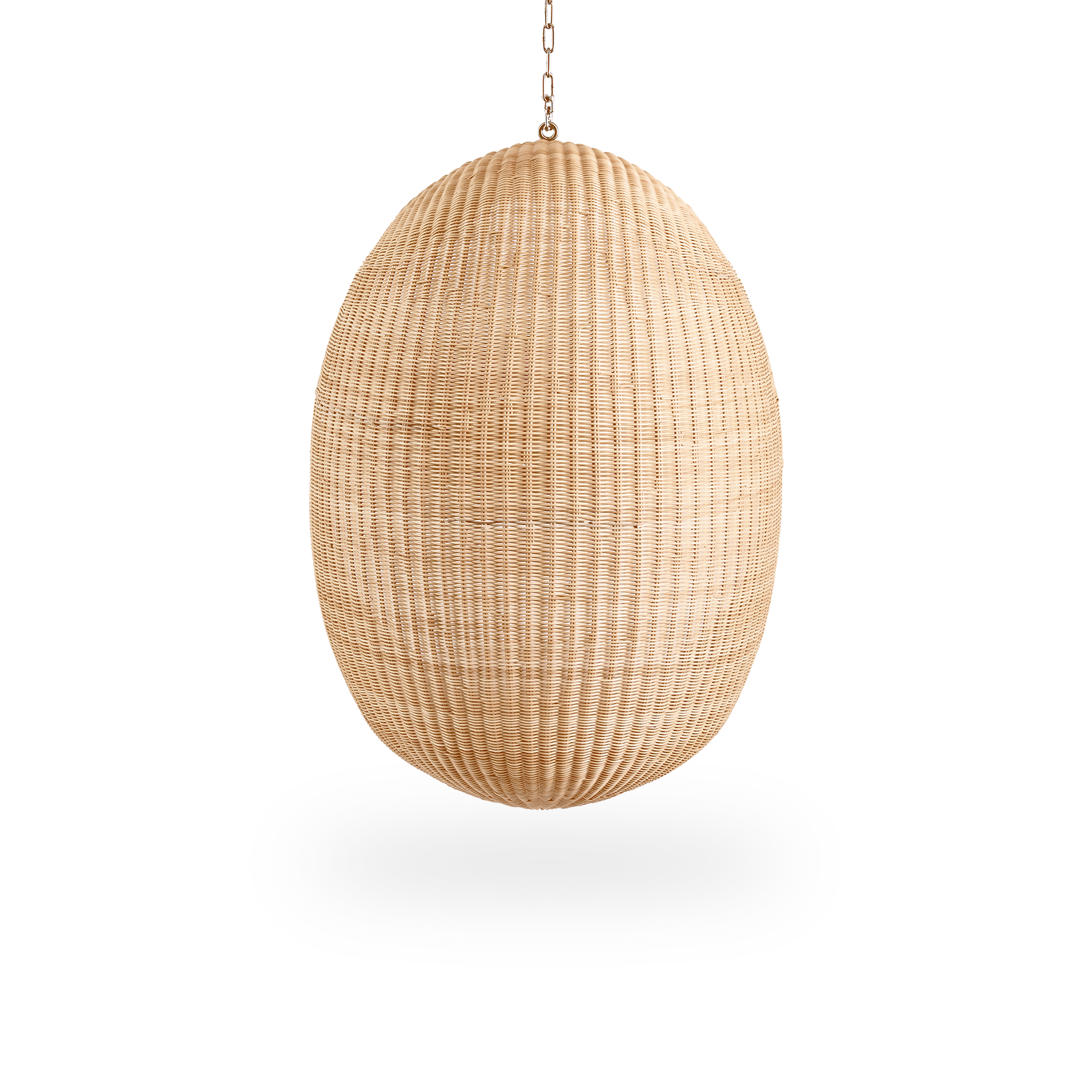Bagfra vinkel af Hanging Egg, en ikonisk hængestol designet af Nanna og Jørgen Ditzel. Den runde hængestol er fuldt flettet af indonesisk rattan af høj kvalitet og hænger i en metalkæde.