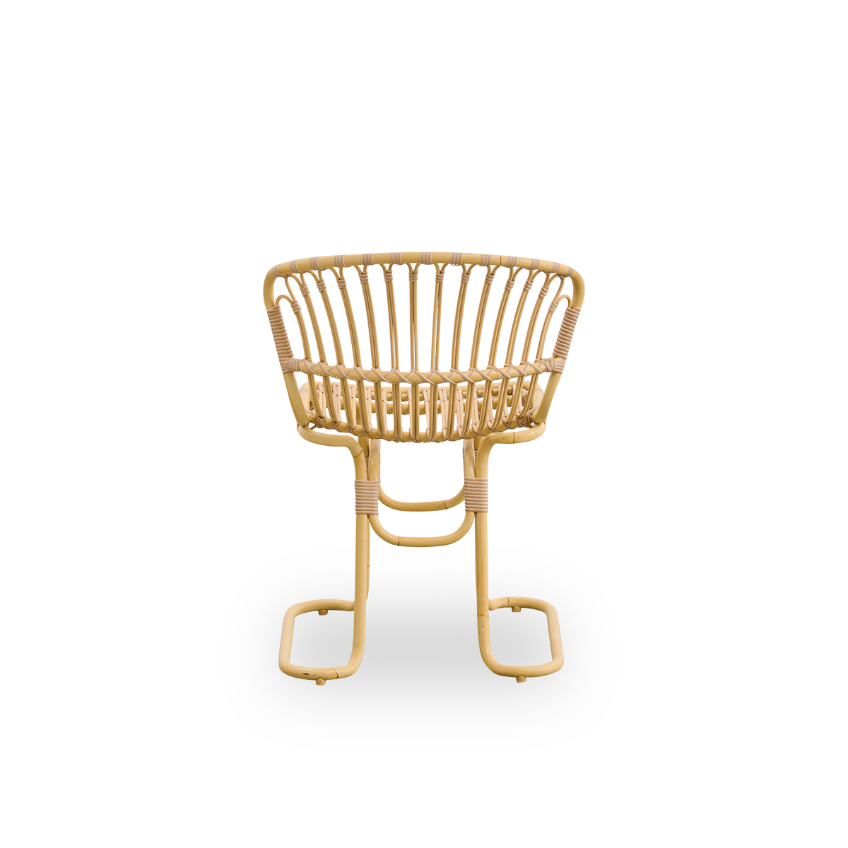 Bagfra vinkel af Rita Exterior spisestol designet af Nanna Ditzel. Skulpturelle ben giver stabilitet på enhver udendørs overflade. Stel i aluminium med rattanlook og ArtFibre-flet.